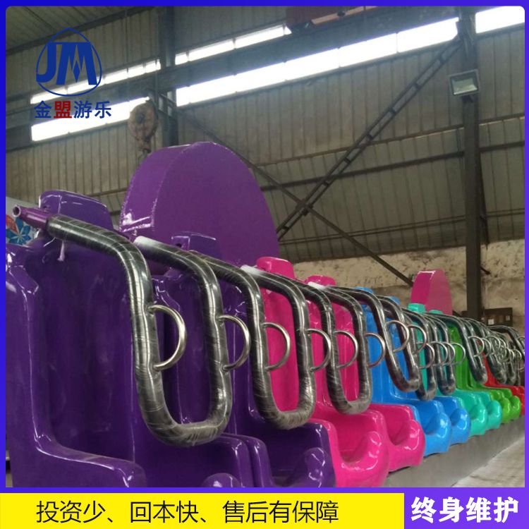 小型儿童游乐园设备排排坐