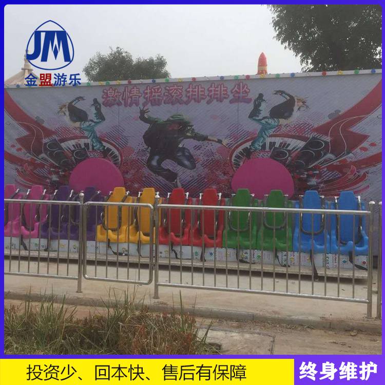 小型儿童游乐园设备排排坐