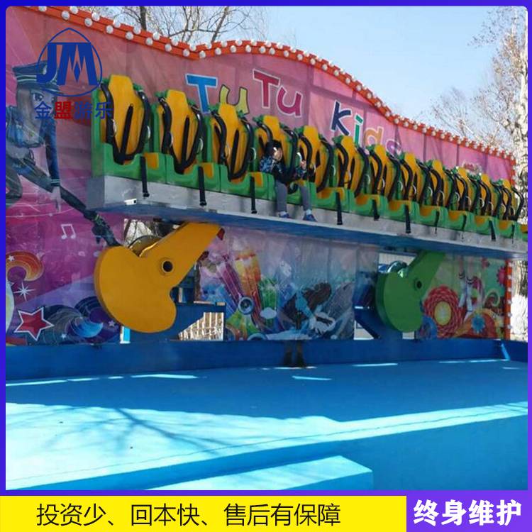 小型儿童游乐园设备排排坐